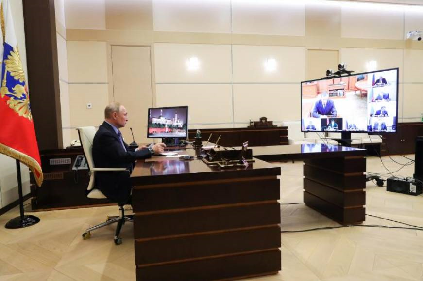 FOTOGRAFÍA. MOSCÚ (RUSIA), El presidente ruso, Vladimir Putin, en una videoconferencia con líderes regionales. Efe