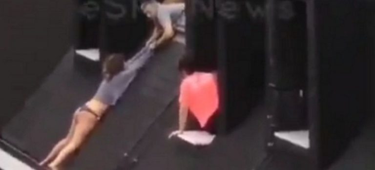 Una joven con mascarilla intenta suicidarse desde un octavo y es salvada por sus padres y Policía