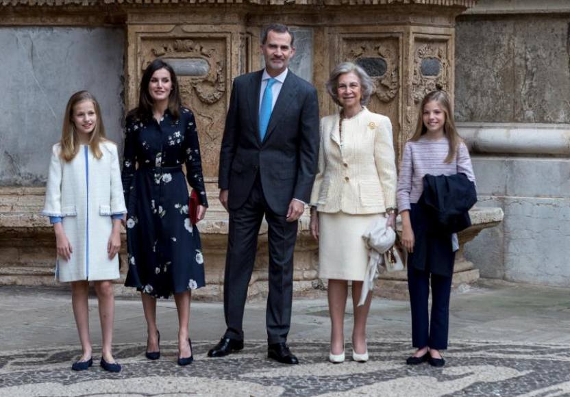 FOTOGRAFÍA. PALMA DE MALLORCA, DOMINGO DE RESURECCIÓN 2019. El rey Felipe VI, la reina Letizia, la reina Sofía, la princesa de Asturias y la infanta Sofía en la catedral de Palma. Efe