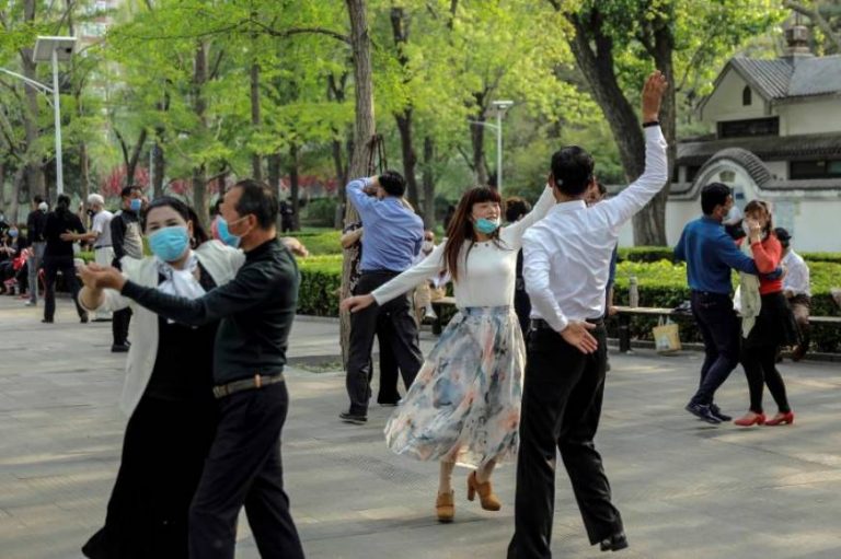 China baila por sus calles al llegar al tercer día sin muerto por coronavirus (COVID 19)