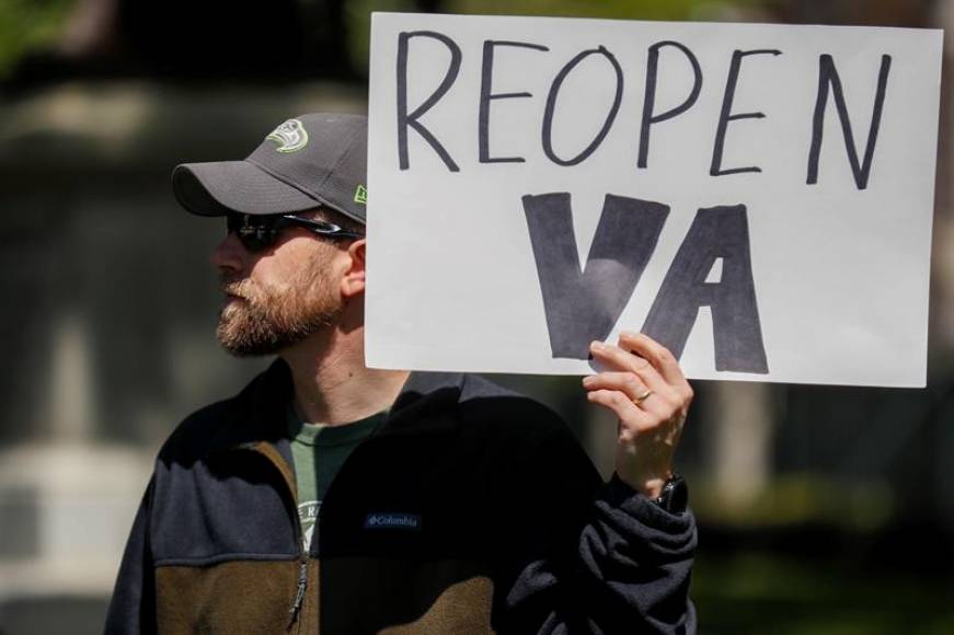 FOTOGRAFÍA. RICHMOND (VIRGINIA) EEUU, 16.04.2020. itizens upset with the government's stay at home order protest against the government shut down due to the COVID-19. Efe