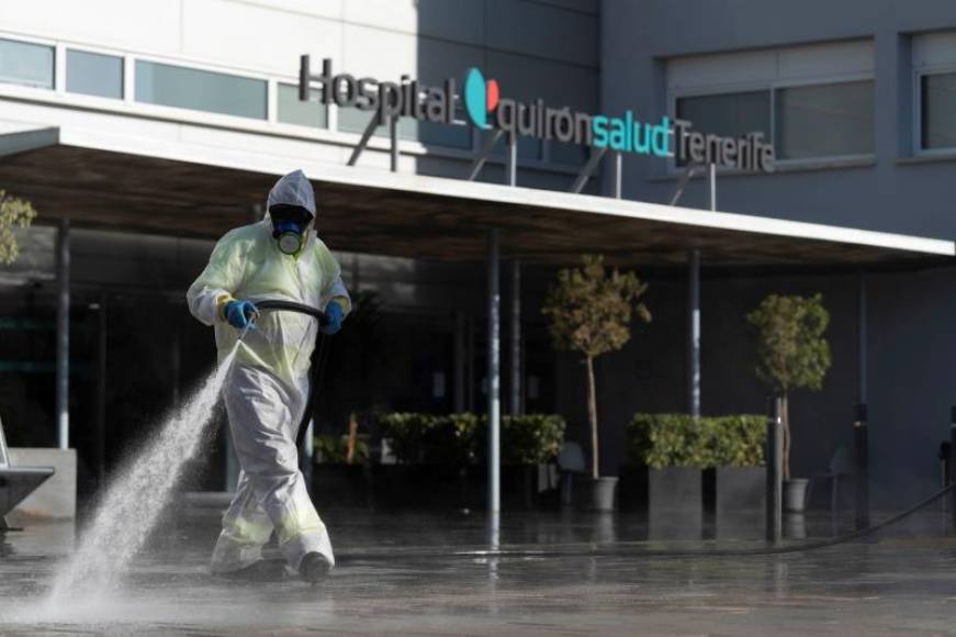 FOTOGRAFÍA. SANTA CRUZ DE TENERIFE (ESPAÑA), 09.04.2020. Un operario del Servicio de Limpieza del Ayuntamiento de Santa Cruz de Tenerife hace labores de desinfección. Efe