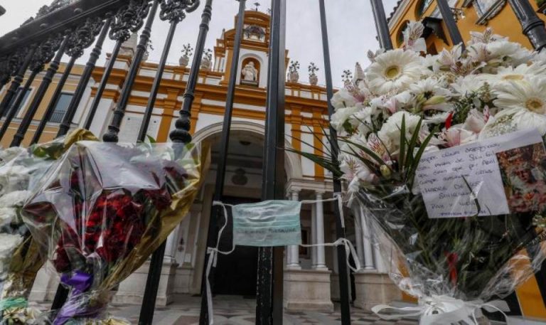 Ramos de flores por los muertos de COVID 19 sustituyen las procesiones de Semana Santa