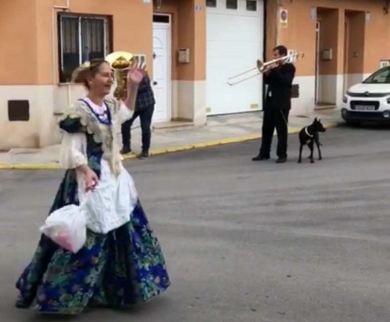 Una valenciana celebra las fallas yendo a tirar la basura durante el estado de alarma