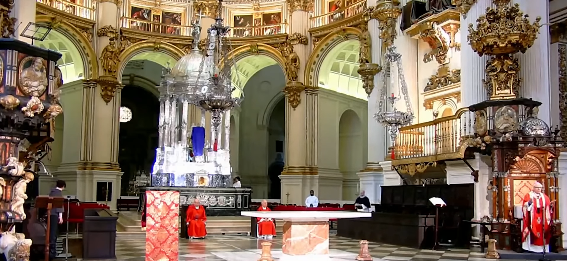 FOTOGRAFÍA. VIERNES SANTO, 10.04.2020. Pablo Iglesias y pedro Sánchez manda a la Policía a desalojar la Catedral de Granada, por motivos ideológicos sectarios. Ñ Pueblo (3)