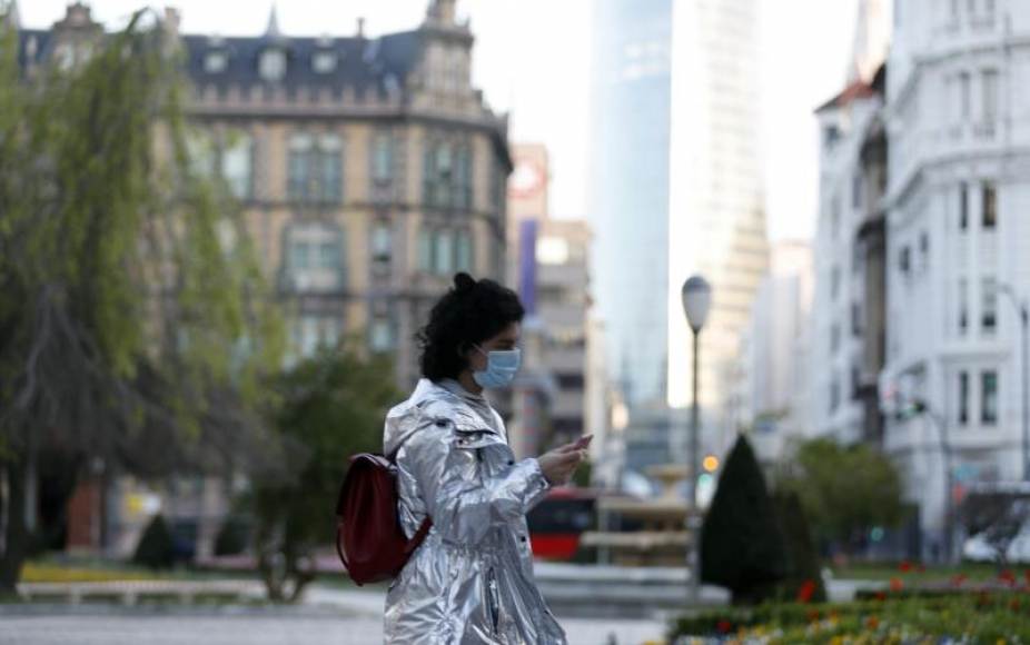 FOTOGRAFÍA. VIZCAYA (ESPAÑA), ABRIL DE 2020. Una mujer con mascarilla en la capital vizcaína. La Universidad del País Vasco. Efe