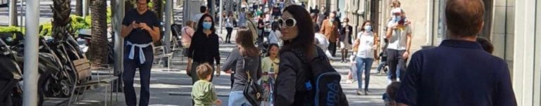 Fotos alarmantes del fin de confinamiento de niños por COVID 19 en Barcelona (España)