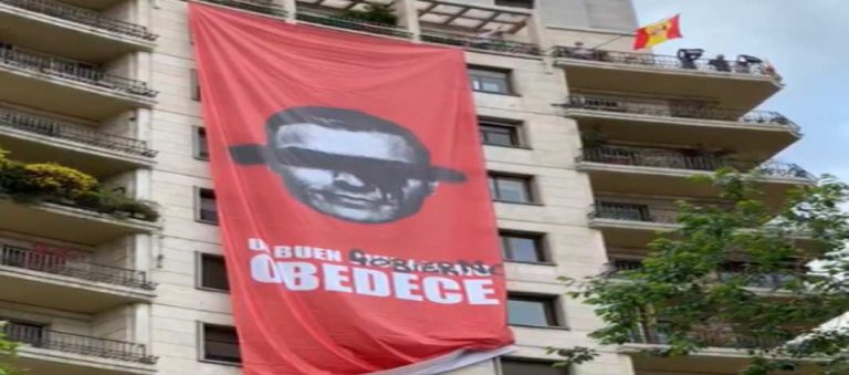 La pancarta de la Resistencia que le duele al PSOE y Sánchez y provoca emociones de la disidencia se hace viral