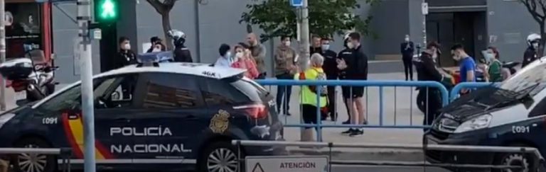 Gritan «libertad» para salvar a 3 familias retenidas por la «Policía secreta» por llevar «Gobierno Dimisión»