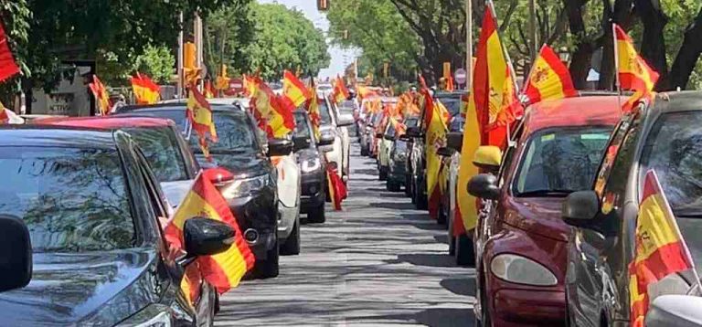 Más de «20.000 coches» en la caravana «Gobierno Dimisión» de VOX en Andalucía para exigir la «Fase Libertad»