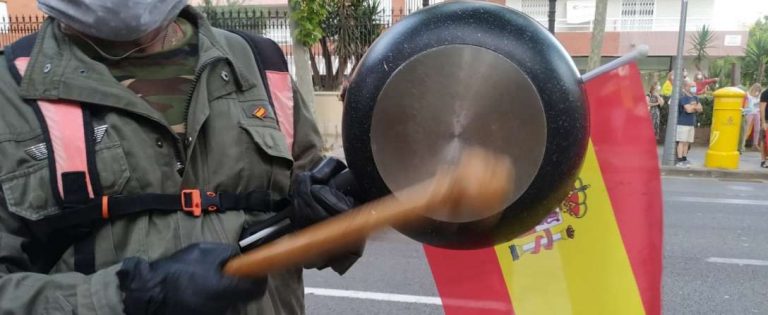 La cacerolada de los catalanes en Barcelona. «Gobierno dimisión. Todos a la cárcel y fuera de España»