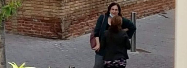 Pillan a la alcaldesa de Barcelona Ada Colau incumpliendo el protocolo de seguridad del COVID 19 por la calle