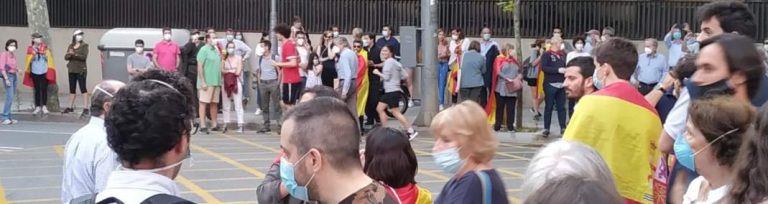 Los catalanes pierden el miedo a la represión de Sánchez y marchan por Barcelona con banderas: «Sánchez vete»