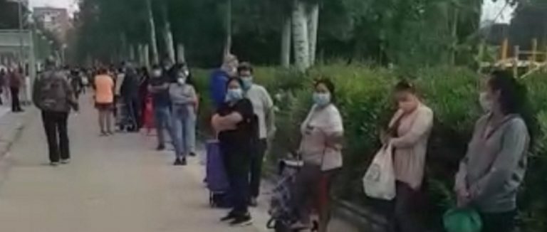 Kilómetros de cola para bolsa de comida en España. Esto es una vergüenza. ¿Dónde están las Televisiones?