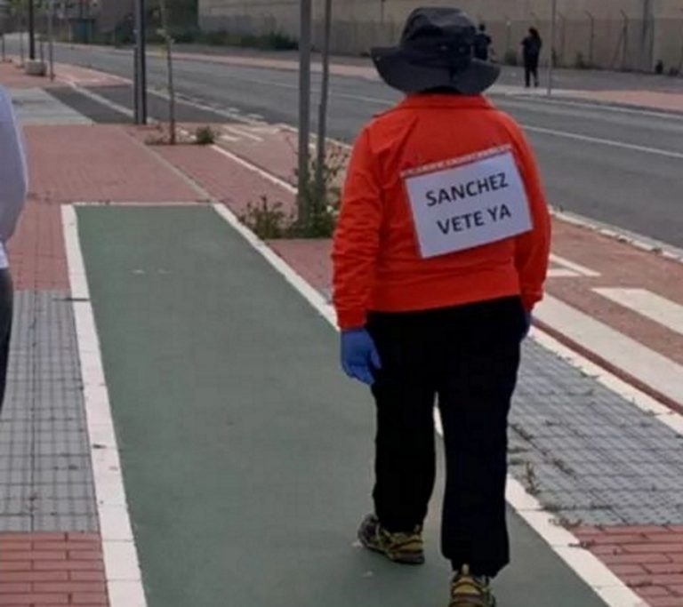 «Sánchez Vete Ya», dorsal de una mujer durante la primera jornada del fin del confinamiento