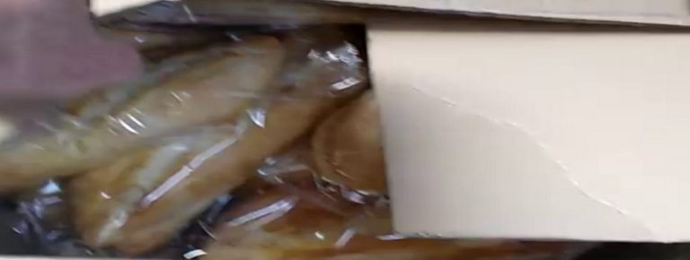 Inmigrantes ilegales tiran cajas de comidas de ayudas del Gobierno socialcomunista de España