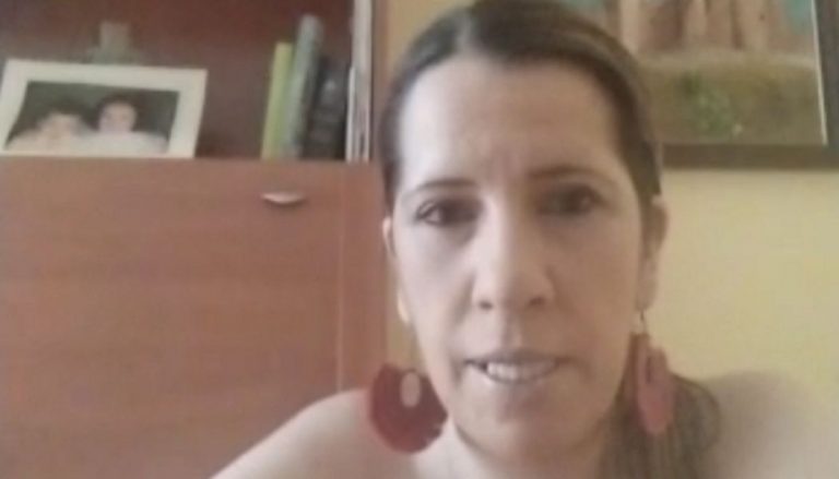 Una mujer luce un vestido con colores de bandera de España avisando al Gobierno Sánchez que se va de compra