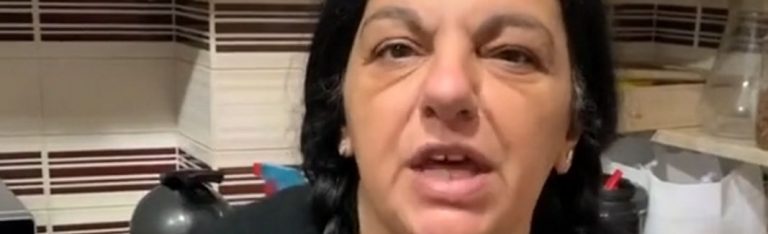 Un mujer indignada al Gobierno Sánchez-Iglesias: «Fachazos de mierda. Payasos. Que sois unos payasos»