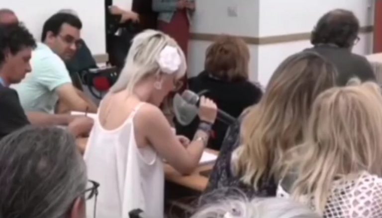 Feminista ofrece la «psiquiatratrización del cuerpo de la mujer» y participación de «Podemos en el «Orgullo loco»»