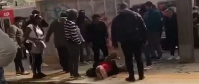 Un grupo de inmigrantes golpean, insultan, humillan a una mujer en una estación de tren