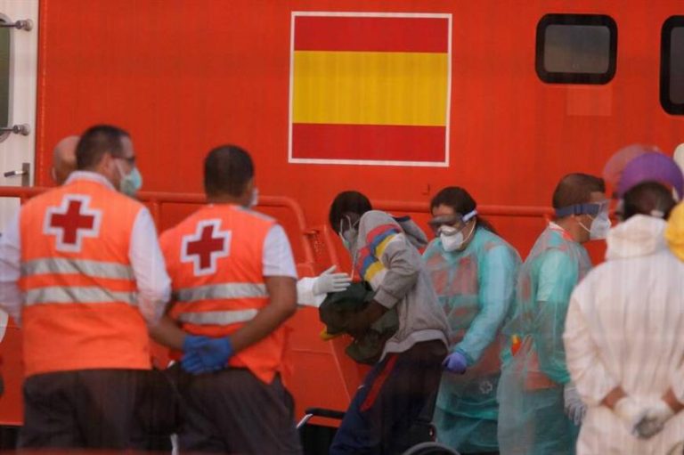 Legan a España 105 inmigrantes, entre ellos 30 MENAS, a bordo de dos cayucos y una patera