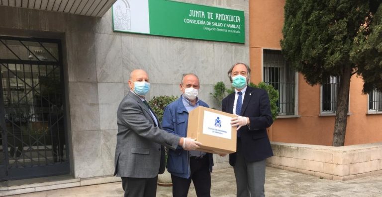 Enfermeros de Granada reparten mascarillas FFP2 compradas de sus bolsillos ante la escasez