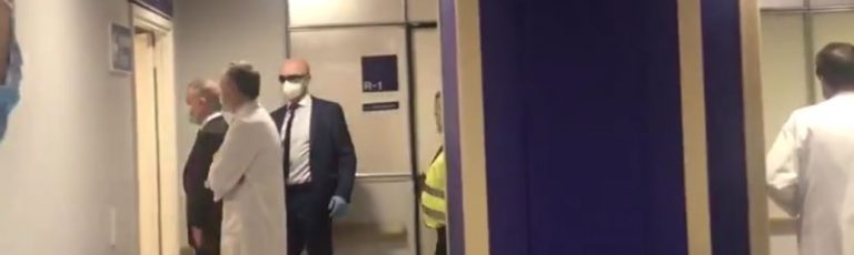 El candidato el PNV Urkullu, abucheado por sanitarios durante su visita electoral en hospital de COVID 19