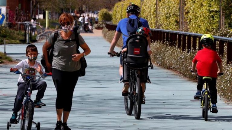 Mayores de 14 años salen a pasear y hacer deporte individual en España este 2M por COVID 19
