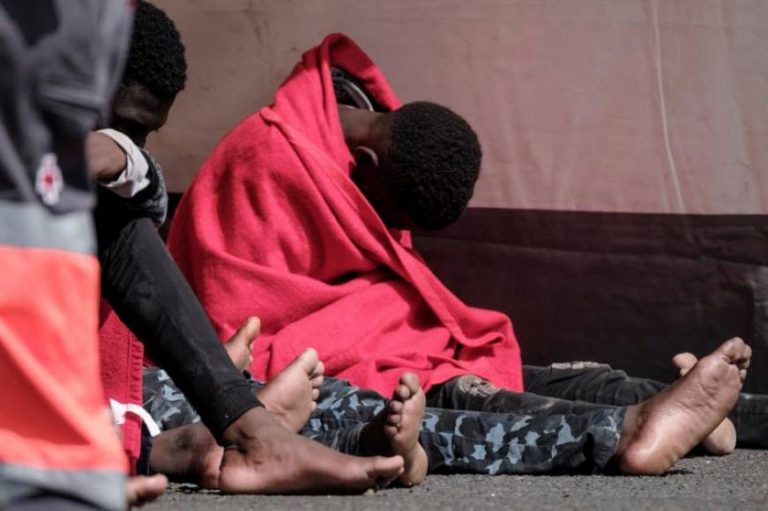 Llegan en cayuco a España 49 inmigrantes entre ellos varios MENAS. Todos en aislamiento por COVID 19