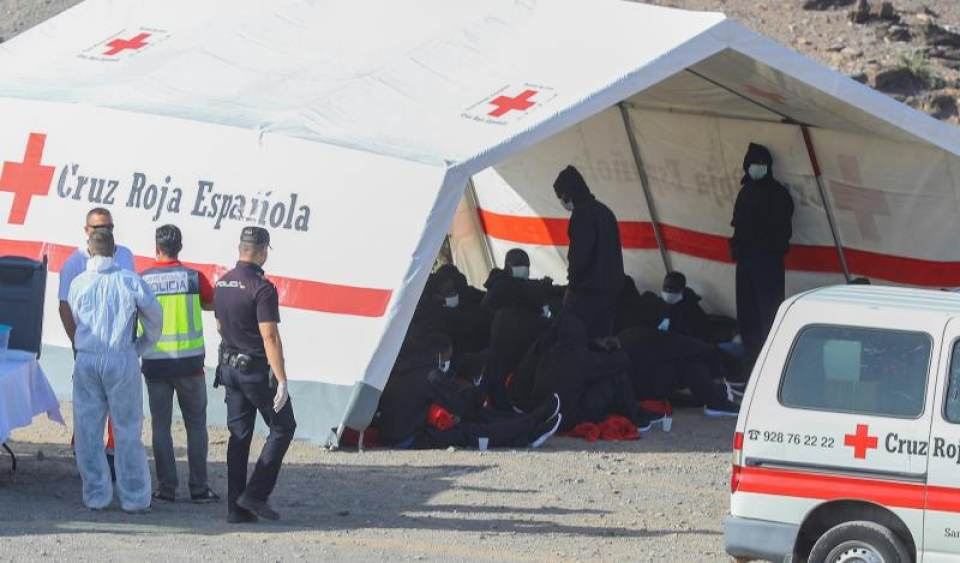 FOTOGRAFÍA. LAS PALMAS (ESPAÑA), 26.05.2020. Un grupo de 35 inmigrantes ha llegado este martes a tierra por sus propios medios a la playa de Las Carpinteras. Efe