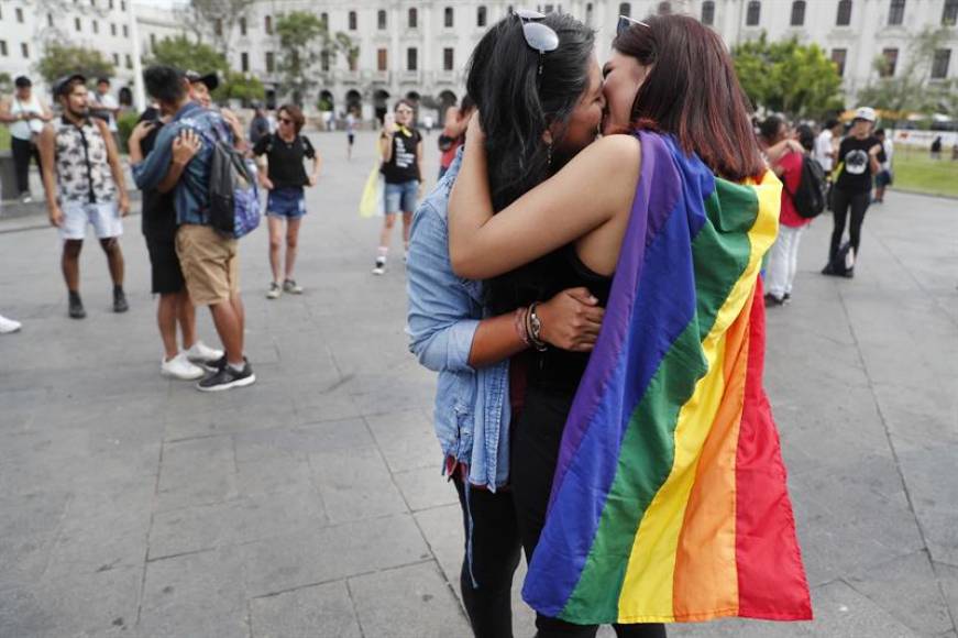 FOTOGRAFÍA. LIMA (PERÚ. AÑO 2020. Personas de la comunidad LGBT participan en el acto público 'Besos contra la homofobia', en el centro de Lima (Perú). Efe