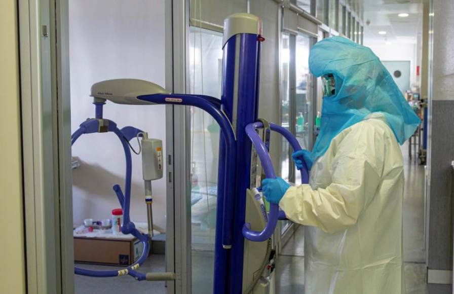 FOTOGRAFÍA. LOGROÑO (ESPAÑA), 30.04.2020. Vista de un médico combatiendo el COVID 19 este jueves, 30 de abril de 2020, en el Hospital de Logroño (España). Efe