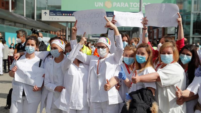 FOTOGRAFÍA. MADRID (ESPAÑA), 01.05.2020. Personal sanitario durante el acto de cierre del hospital de campaña del recinto ferial de Ifema este viernes. Efe