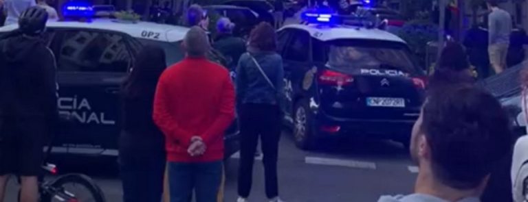 Gobierno Sánchez-Iglesias manda a su Policía reprimir al Pueblo con bandera por gritar «dimisión y libertad»