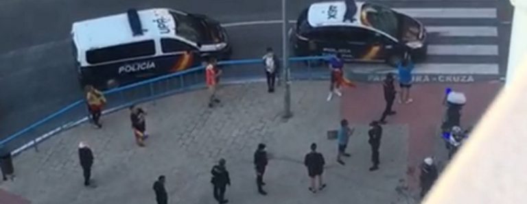 «Policía la pide el DNI por lleva una gorra de bandera de España en España. Gobierno sinvergüenza. Libertad»