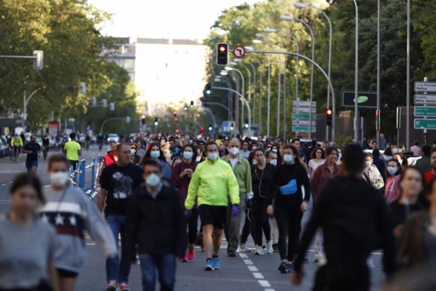 FOTOGRAFÍA. MADRID (ESPAÑA), 10.05.2020. Varios centenares de personas pasean juntito este domingo, 10 de mayo de 2020, en la calle peatonal Menéndez Pelayo (Madrid). Efe