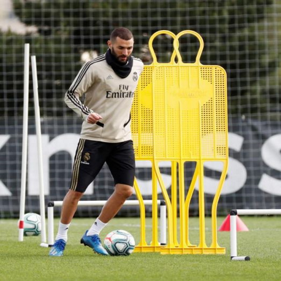 FOTOGRAFÍA. MADRID (ESPAÑA), 13.05.2020. El delantero francés del Real Madrid, Karim Benzema, participa en el entrenamiento del equipo este miércoles en Valdebebas. Efe