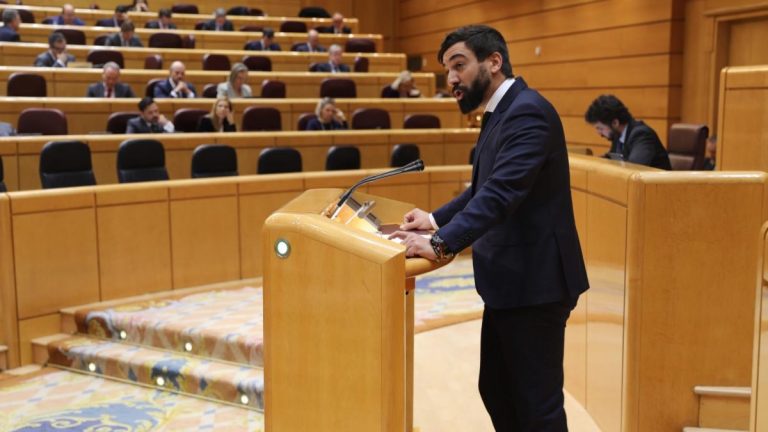 El senador de VOX Jacobo González-Robatto reprocha al Gobierno que no fomente la creación de empleo en el sector privado