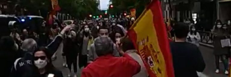Cacerolada frente la sede nacional del PSOE en calle Ferraz (Madrid) con banderas y «Gobierno Dimisión»