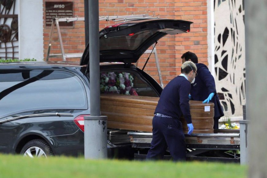 FOTOGRAFÍA. MADRID (ESPAÑA), 23.03.2020. Llegada de un féretro al crematorio del cementerio de La Almudena en Madrid. Efe