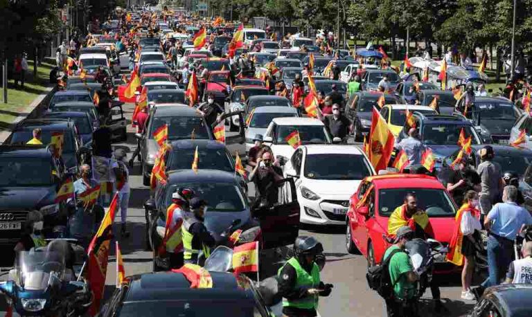 El clamor «Gobierno Dimisión» de caravana de VOX colapsa Madrid con varios miles de coches y motos