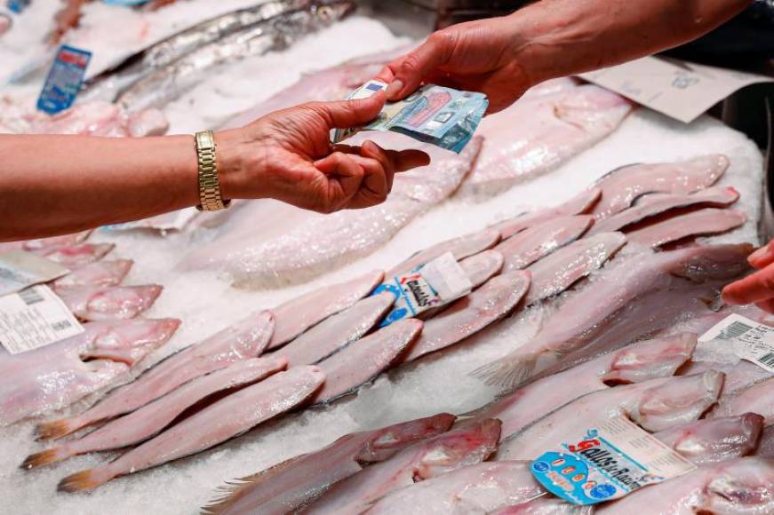 FOTOGRAFÍA. MADRID (ESPAÑA), ABRIL 2020. Una persona realiza una compra en la pescadería de un mercado de abastos del centro de Madrid. Efe