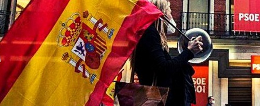 FOTOGRAFÍA. MADRID (ESPAÑA), MAYO 2020. Vista de una vecina de la calle Ferraz de Madrid participando en una cacerolada «Gobierno Dimisión» . Ñ Pueblo