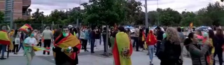 Vecinos pierden el miedo a la represión de Sánchez y claman «Gobierno Dimisión» en Majadahonda (Madrid)