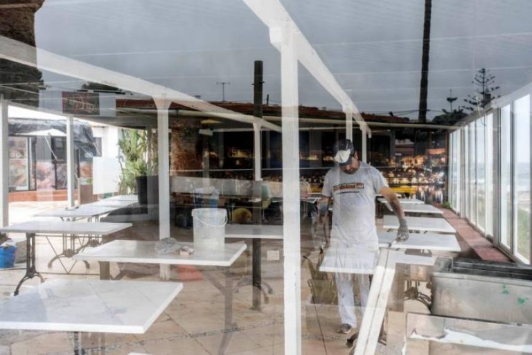 Restaurantes y terrazas de la playa ultiman los detalles para apertura de la «Fase 1» del Gobierno Sánchez