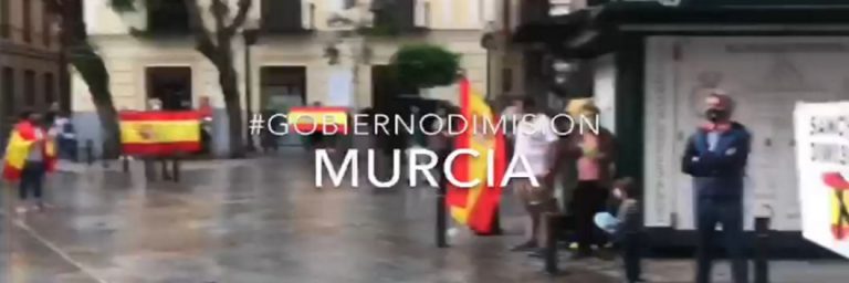 Pl. de Santa Catalina de Murcia clama «Gobierno Dimisión» y canta «La muerte no es el final» por caídos del COVID 19