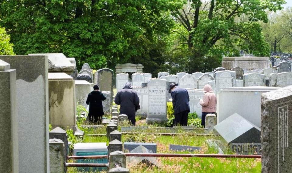 FOTOGRAFÍA. NUEVA YORK (ESTADOS UNIDOS DE AMÉRICA), 1.05.2020. People read prayers at a graveside at Mt Judah Cemetery in Queens, New York, USA, 11 May 2020. Efe
