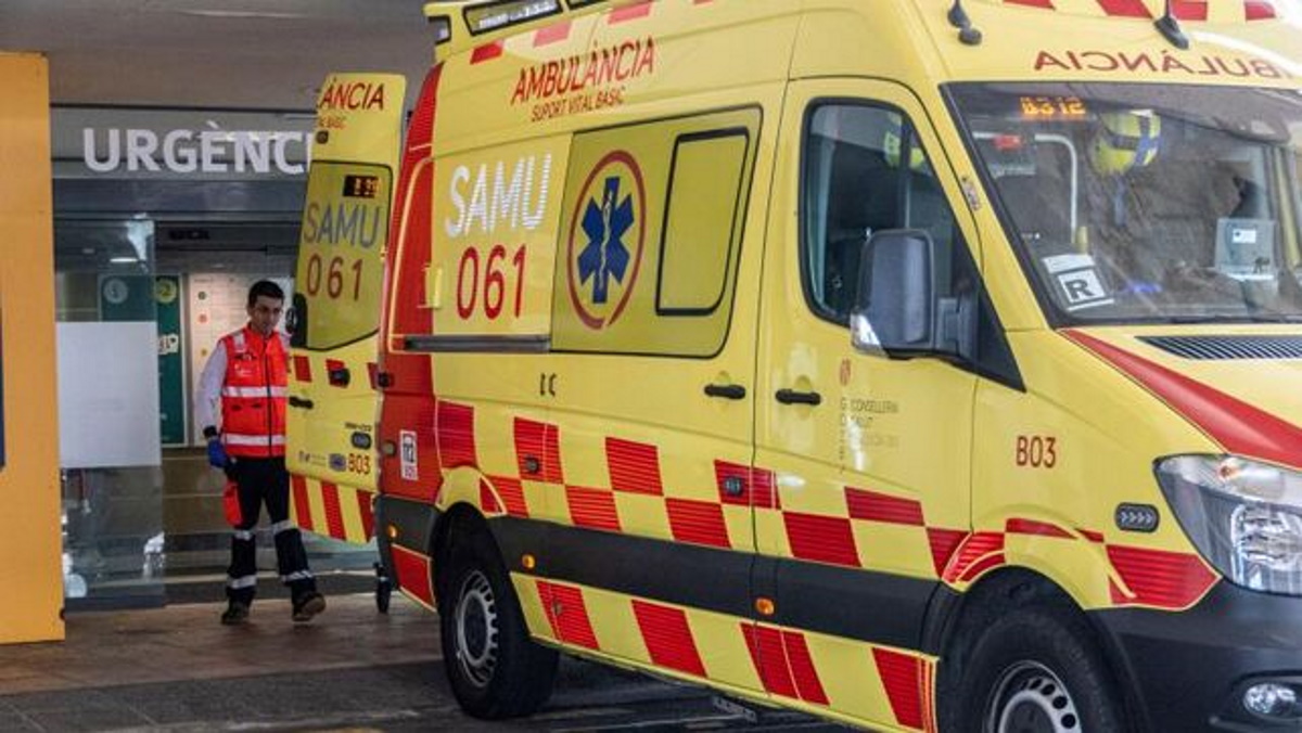 FOTOGRAFÍA. PALMA DE MALLORCA (ESPAÑA), 06.05.2020. Una ambulancia aparcada ante el acceso a Urgencias del hospital Son Espases de Palma de Mallorca. Efe