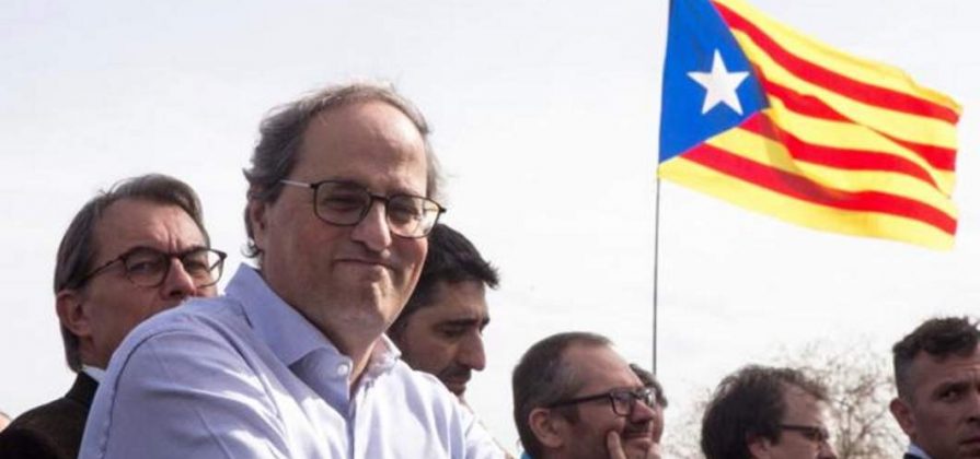 FOTOGRAFÍA. PERPIÑÁN (FRANCIA), 26.02.2020. El inhabilitado presidente de la Generalidad, Joaquim Torra Pla —alias Quim Torra— (i), junto al expresidente separatista Artur Mas (según plano a la izquierda) hoy en Perpiñán (Francia) durante el acto multitudinario del separatismo, en un intento salvaje de corromper la democracia española a través del nuevo régimen socialcomunista traidor el presidente Pedro Sánchez (PSOE) y vicepresidente neocomunista chavista Pablo Iglesias (Unidas Podemos). El Tribunal Supremo avala la inhabilitación de Quim Torra. Efe