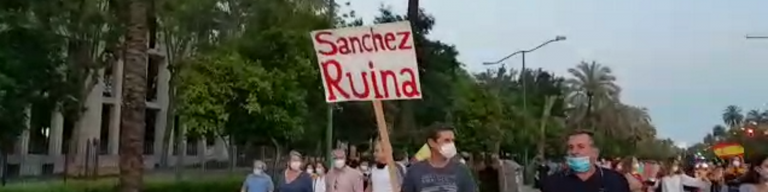 Una multitudinaria cacerolada de Sevilla con denuncia «Sánchez la Ruina» y pide «Gobierno a prisión» por COVID 19